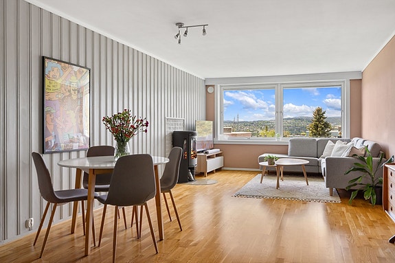 Aktiv Eiendomsmegling v/ Christian Drøyvold har gleden av å presentere Othilienborgtunet 7, en flott og romslig 3-roms leilighet.