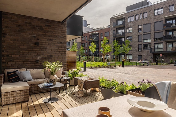 Velkommen til Frysjaveien 40D - En lekker 3-roms andelsleilighet med stor og flott markterrasse. Nybygg oppført i 2024. Opsjon på kjøp av garasjeplass. Presentert av Sylvia Post ved Nordvik Bolig!
