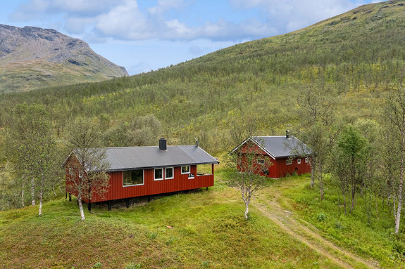 Eiendommen kalles for Utsikten og er bebygd med fjellhytte og anneks/garasje/verksted.