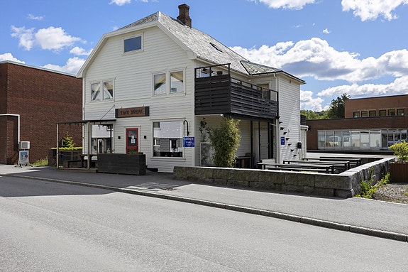 Gamleveien 14 er en kombinasjonsbolig med kafé i 1. etg. og bolig i 2. og 3. etasje!