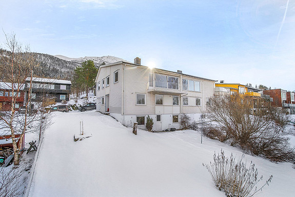Eneboligen har noe vedlikeholdsetterslep, og blir med det et rimelig utgangspunkt for deg som vil etablere deg i en av byens beste områder.