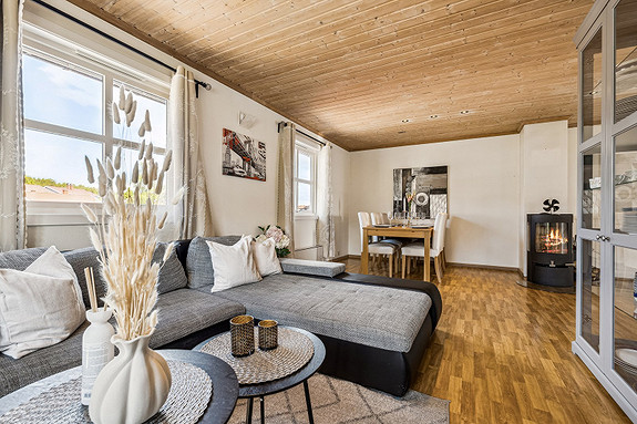 Romslig stue med god plass til møblering og spisebord.