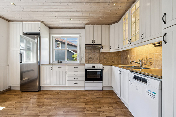 Kjøkkenet fremstår som svært innbydende med gode arbeidsflater, og mye skap- og benkplass.