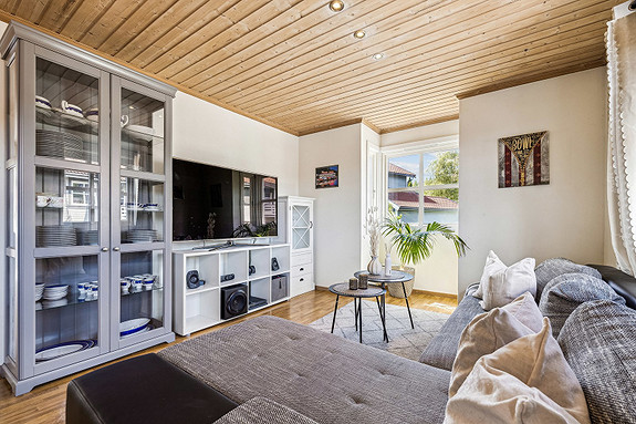 Praktisk stue med god plass til møblering og rikelig med lys.