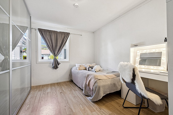 Soverom 1 med god plass til enkelttseng, pult og skyvedørsgarderobe.