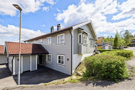 Eiendommen har en fin beliggenhet i et rolig, attraktivt og barnevennlig boligområde.