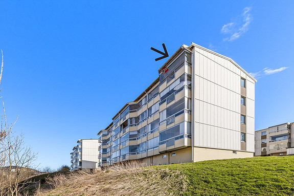 Det er umiddelbar nærhet til dagligvare, buss, barnehage, barneskole og idrettsanlegg.