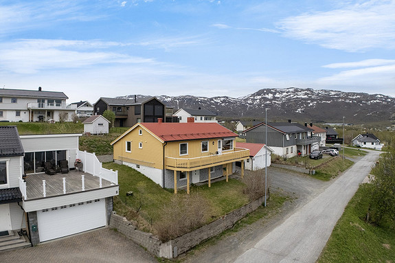 Eiendommen har gode parkeringsforhold både på tomta og i garasje