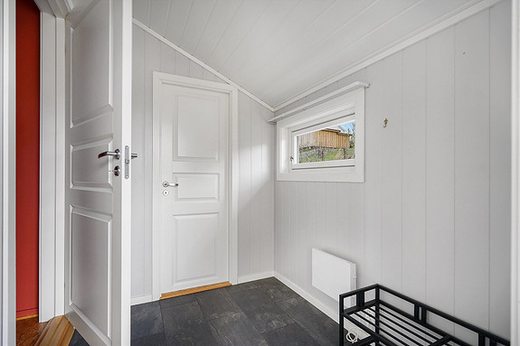 Entré med plass for skohylle og knaggrekke