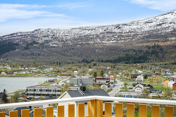 Fra stue er det utgang til veranda, hvor både solen og utsikten kan nytes