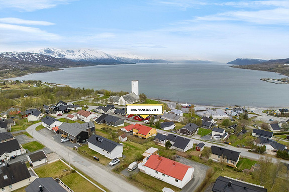 Familievennlig boligstrøk med kort vei til dagligvarebutikker, restauranter, barneskole, barnehage, turområder m.m.