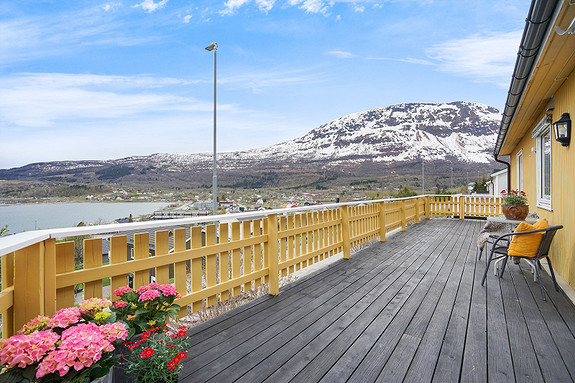 Det er flott utsikt over Herjangsfjorden, Bjerkvik og Vegglandet.