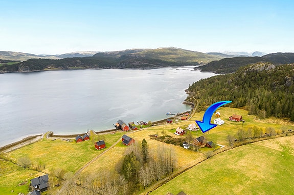 Boligen ligger ikke langt fra Korstneset flytekai.