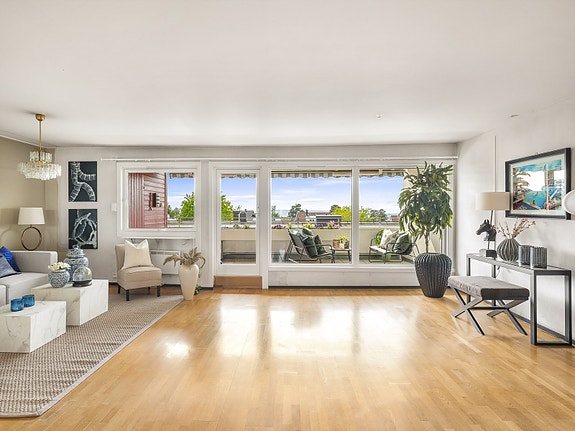 Stue med store vindusflater som gir en luftig romfølelse og utgang til terrasse med fin utsikt.