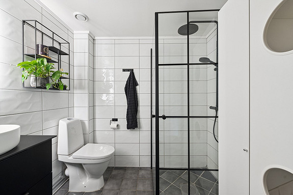 Oppgraderte overflater på badet (2024)