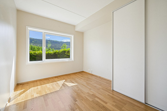 Soverom med skyvedørsgarderobe