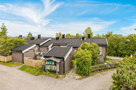 Eiendommen har en fin beliggenhet i et rolig, attraktivt og barnevennlig boligområde.
