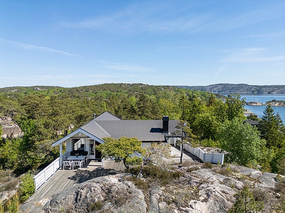 Romslig og høyt beliggende hytteeiendom med fin sjøutsikt ved Gravningssund, Skjærhalden