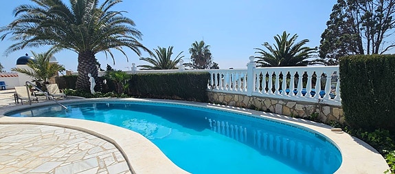 Solrik villa med havutsikt, basseng og dobbel parkering   sentralt i Peñíscola