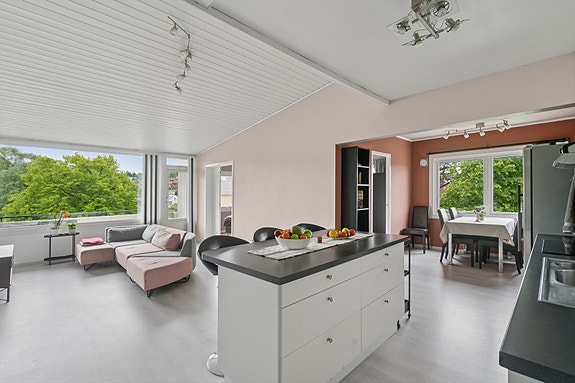 DNB Eiendom V/Øyvind Ådneram har gleden av å presentere Leif Dietrichsons gate 25 - En innholdsrik toppleilighet med sentral beliggenhet.