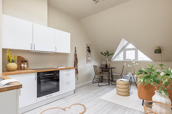 Leiligheten ligger i byggets 5. etasje. Det er heis i bygget (stopper i 4. etg.).