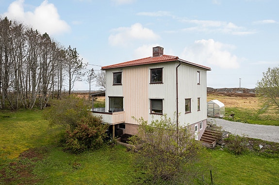 Fritidseiendom med idyllisk beliggenhet, herfra har man nærhet til Frøyfjorden.