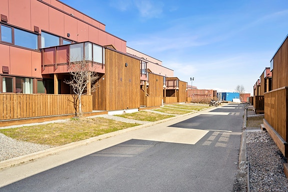 Velkommen til Varden 40- en Lys og praktisk 3-roms andelsleilighet. Gode utsiktsforhold, terrasser og parkeringsplass. Gangavstand til UNN/UiT