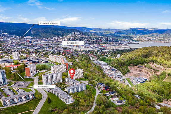 Eiendommen ligger fint til i et rolig, barnevennlig område med nærhet til barneskole, barnehage og idrettsanlegg.