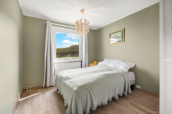 Soverom 1 - Pent soverom med god plass til dobbeltseng og nattbord.