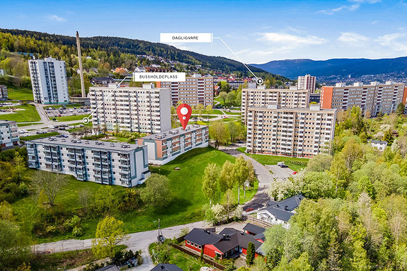 Eiendommen har en fin beliggenhet i et rolig, attraktivt området med kort vei til kollektiv transport og dagligvarehandel!
