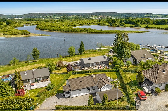 Boligen ligger idyllisk til ved Nitelva, med stor hage og nydelig utsikt over nærliggende natur.