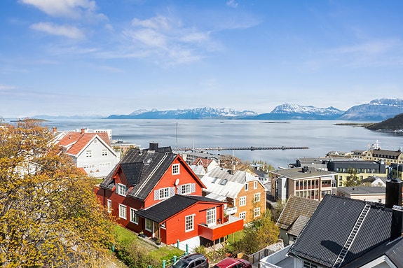 EiendomsMegler 1 v/ Bente N. Larsen har gleden av å ønsker velkommen til den ærverdige gamle Bothnervillaen fra 1911 i Hålogalands gate 27!