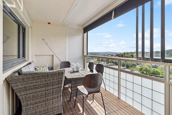 Beliggende høyt og fritt i 10. etasje med 10 kvm innglasset og solrik balkong.