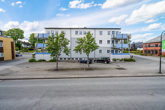 Velkommen til Yrjars gate 22! Leiligheten ligger i 2.etasje på høyre side. Balkongen i midten.