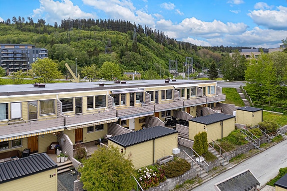 Proaktiv Eiendomsmegling har gleden av å presentere en innholdsrik rekkehusleilighet på Risvollan.