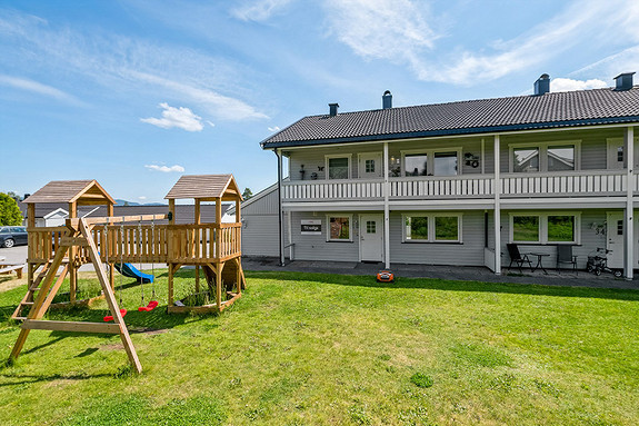 Arealene er pent opparbeidet med grøntarealer med sittegrupper, lekeplass, plener og beplantning, og er et flott sted å tilbringe tid med familie og venner.