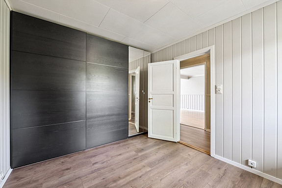 Soverom 1 - Stort soverom med god plass til dobbeltseng og innebygd skyvedørs garderobe.