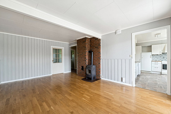 Romslig og åpen stue med god plass til både sofagruppe og spisebord.