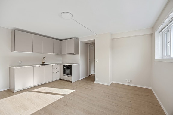 VELKOMMEN PÅ VISNING TIL DYREFARET 15 A! Det er integrerte hvitevarer på kjøkkenet.