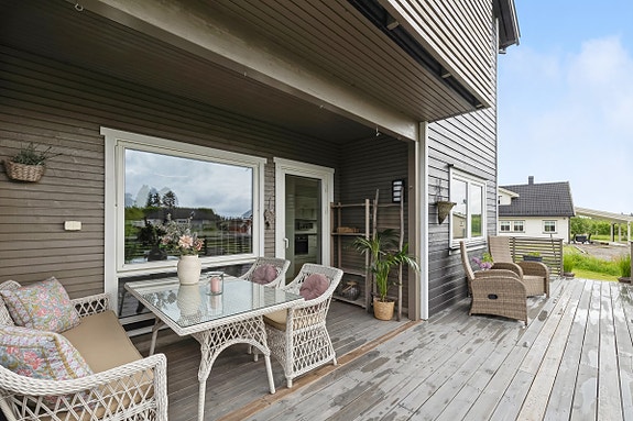 Krogsveen v/ Trude Stensby presenterer Myrsnipevegen 35 A - En innbydende og moderne 4-roms eierleilighet sentralt i Maura