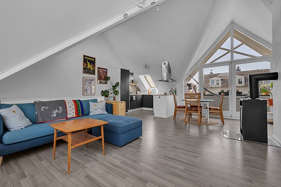 Velkommen til denne arkitektoniske og sjarmerende leiligheten i toppetasjen av sentrumsbygg