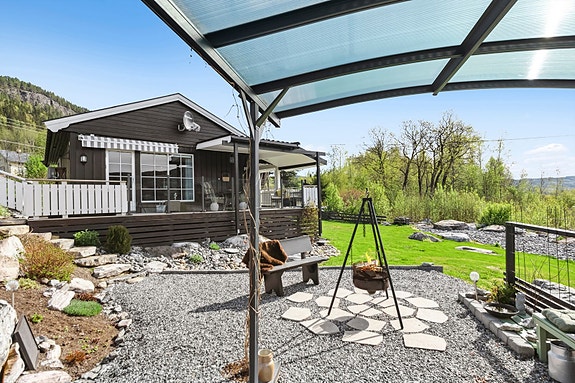 Eiendommens uteområde. Carporten er på 13m².