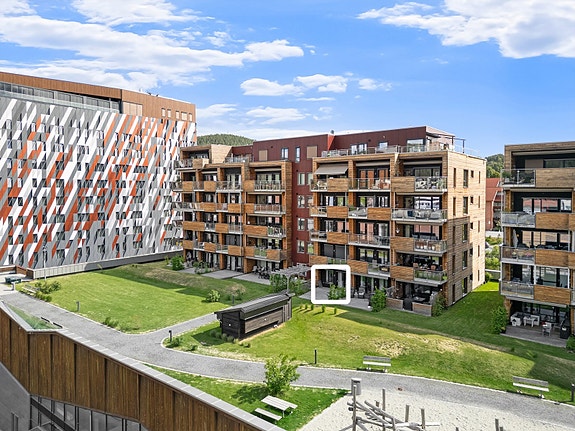 Eiendomsmegler Lars Bredeveien presenterer en moderne og tiltalende selveierleilighet "midt i byen" med parkeringsplass i underjordisk garasjekjeller. Velkommen til Sildetomta 6!