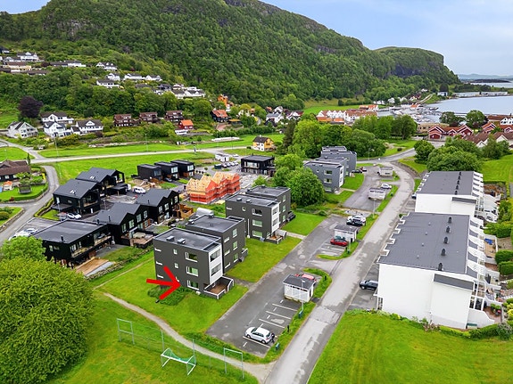 Lys, moderne og innholdsrik leilighet med 2 soverom. Populær beliggenhet i Vikevåg