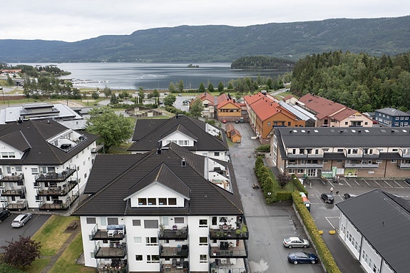 Velkommen til Trekanten! Den aktuelle leiligheten ligger i øverste etasje i front av bildet