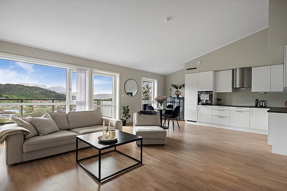 Velkommen til Inste Holen 85 - Presentert av Notar v/Espen Johansen