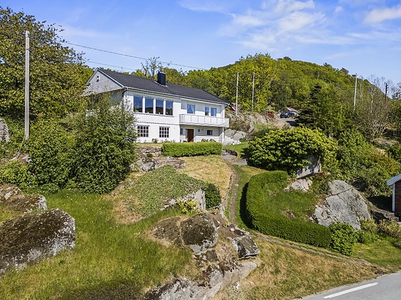 Innkjørsel til boligen på oversiden og stiadkomst til boligen fra hovedveien.