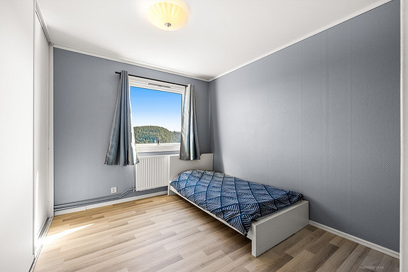 Soverom 2 med god plass til dobbeltseng og stor garderobe.