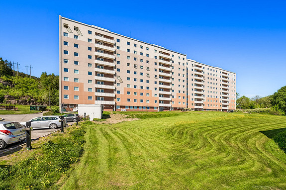 Fasade med inngangsparti, nært til barnehage, barneskole og idrettsanlegg.