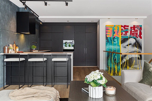 Aktiv Eiendomsmegling v/ Vebjørn Nybrott har gleden av å presentere Stallmestervegen 4 A - En svært delikate terrasseleilighet over to plan, oppusset i 2019